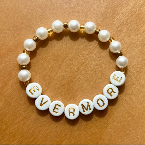 Taylor Swift Evermore beaded gold and pearl friendship bracelet - Picture 1 of 3